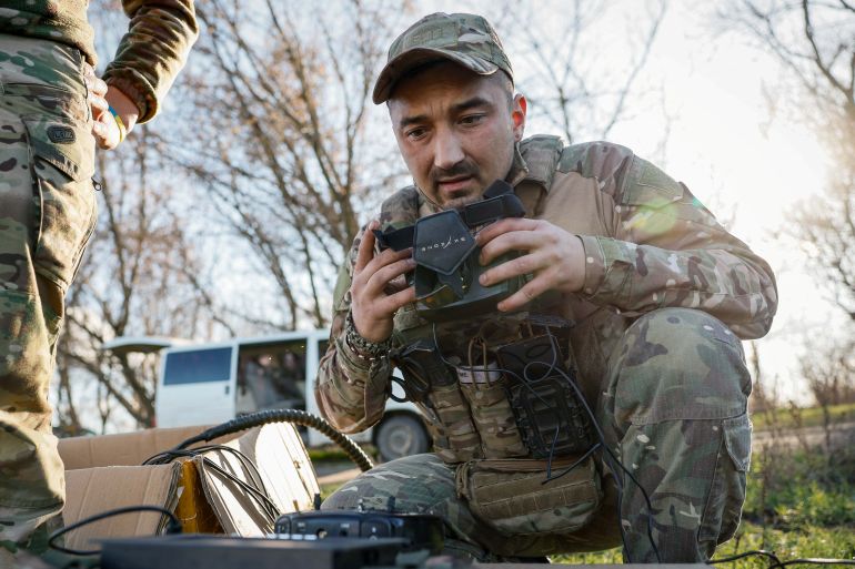 Vojnik 80. desantne jurišne brigade Oružanih snaga Ukrajine Ivan (31), priprema se za upravljanje FPV-dronom, usred ruskog napada na Ukrajinu, na neotkrivenoj lokaciji u Donjeckoj oblasti, Ukrajina, 7. novembra 2023. (REUTERS/Alina Smutko)