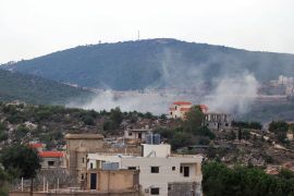 Dim se diže nakon izraelskog artiljerijskog granatiranja sela Beit Lif, duž libanske granice sa Izraelom 13. novembra, 2023. (AFP)