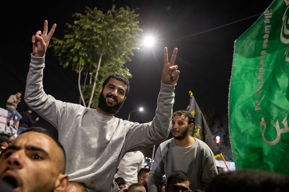Palestinski zatvorenici reaguju na dobrodošlicu od strane rodbine i pristalica nakon puštanja iz izraelskih zatvora [Fadel Senna/AFP]