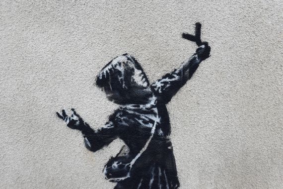 Mural za koji se vjeruje da ga je naslikao umjetnik Banksy u Marsh Laneu u Bristolu, Britanija, 13. februara 2020. (REUTERS/Rebecca Naden)