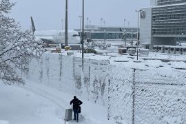 Putnik na aerodromu u Munchenu nakon &scaron;to je jak snijeg pogodio Bavarsku i njen glavni grad Munchen, Njemačka, 2. decembra 2023 (REUTERS/Louisa Off)