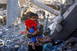 Palestinski djeca na mjestu izraelskih napada u Rafi, u južnom Pojasu Gaze, 4. decembra 2023. [Mohammed Salem/Reuters]