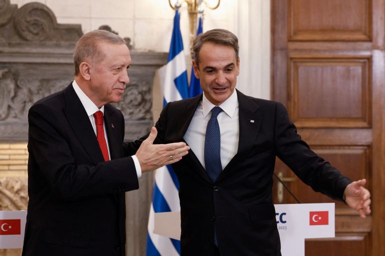 Grčki premijer Kyriakos Mitsotakis i turski predsjednik Tayyip Erdogan tokom konferencije za novinare u vili Maximos u Atini, Grčka, 7. decembra 2023. (REUTERS/Louisa Gouliamaki)