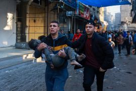 Palestinac nosi povrijeđenog dječaka nakon &scaron;to je Izrael, nakon isteka privremenog primirja, nastavio bombardovanje Gaze (AFP)