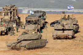Izraelske trupe, tenkovi i vojna vozila okupljaju se u blizini granice s Pojasom Gaze 2. decembra 2023. [Jack Guez/AFP]