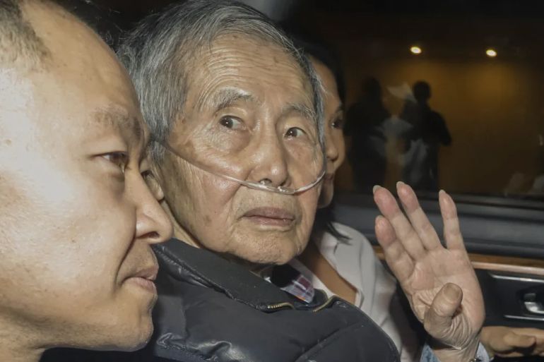 Bivši peruanski predsjednik Alberto Fujimori snimljen dok izlazi iz zatvora sa sinom i kćerom [Renato Pajuelo/AFP]