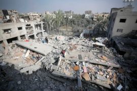 Palestinci poku&scaron;avaju izdvojiti korisne predmete ispod ru&scaron;evina zgrade koju je bombardirala izraelska vojska u Deir el-Balahu (Reuters)