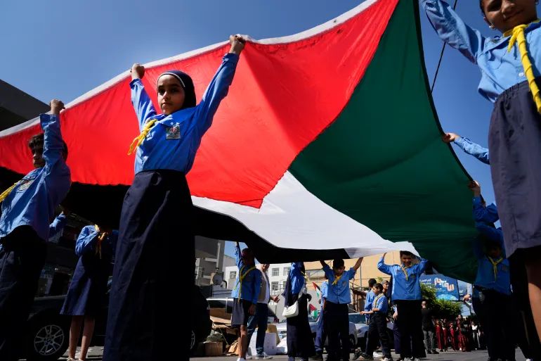 Palestinski izviđači nose nacionalnu zastavu, dok obilježavaju 40. godišnjicu masakra u Sabri i Shatili, u Bejrutu 16. septembra 2022.