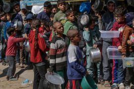 S praznim posudama u rukama, djeca satima u dugim redovima nestrpljivo čekaju na obrok u Rafahu (EPA-EFE/Mohammed Saber)