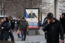 Pje&scaron;aci prolaze pored plakata istaknutog u znak podr&scaron;ke ruskom predsjedniku Putinu u crnomorskoj luci Sevastopolj na Krimu (Reuters)