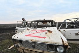 Vojnik 65. mehanizirane brigade Ukrajinskih oružanih snaga pregledava o&scaron;tećeni ruski automobil u blizini sela Robotine [Stringer/Reuters]