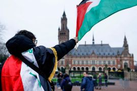 Čovjek ma&scaron;e palestinskom zastavom dok ljudi protestuju na dan javne rasprave koju je održao Međunarodni sud pravde (ICJ) kako bi strankama omogućio da daju svoje stavove o pravnim posljedicama izraelske okupacije palestinskih teritorija prije nego &scaron;to konačno izda neobavezujuće pravno mi&scaron;ljenje, u Hagu, u Nizozemskoj, 21. februara 2024. [Piroschka van de Wouw/Reuters]