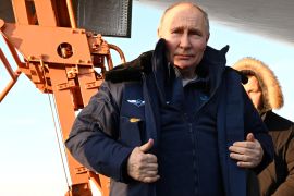 Državna televizija prikazala je Putina kako se spu&scaron;ta niz ljestve iz aviona nakon leta i novinarima govori da je to pouzdana i modernizirana letjelica koju ruske zračne snage mogu prihvatiti (Sputnik/Dmitry Azarov/Pool via REUTERS)