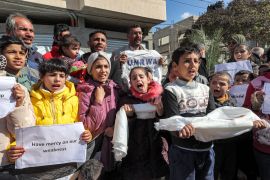 Palestinci su se okupili na protestu u Rafahu, na jugu Pojasa Gaze, 30. januara 2024, pozivajući na nastavak međunarodne pomoći za Agenciju UN-a za pomoć palestinskim izbjeglicama na Bliskom istoku (UNRWA) (AFP)
