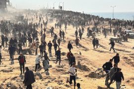 Palestinci čekaju humanitarnu pomoć na plaži u gradu Gazi (Mahmoud Essa / AP)