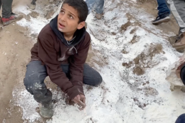 Palestinski dječak poku&scaron;ava pokupiti prosuto bra&scaron;no tokom podjele pomoći u sjevernoj Gazi. [Snimka zaslona/Al Jazeera]