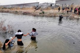 Migranti prelaze rijeku Rio Grande kako bi iz Meksika pre&scaron;li u Teksas (EPA-EFE/Luis Torres)