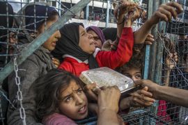 Izgladnjeli Palestinci, uključujući djecu, čekaju da prime hranu koju dijele dobrotvorne organizacije u izbjegličkom kampu Jabalia ( Mahmoud Issa - Anadolu Agency )