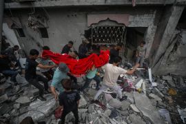 Palestinci nose tijelo žene ubijene u izraelskom zračnom napadu na kuću u izbjegličkom kampu Nuseirat u subotu [Mohammed Saber/EPA]