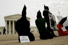 Aktivisti učestvuju na demonstracijama protiv američkog kr&scaron;enja međunarodnih ljudskih prava u zatvoru Abu Ghraib u Iraku, ispred Vrhovnog suda SAD-a, 9. februara 2005. [File: Reuters/Larry Downing]