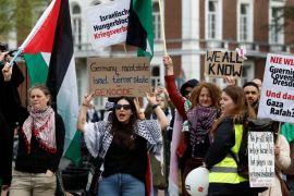 Brojni demonstranti izražavaju protest protiv Njemačke ispred suda (Al Jazeera)