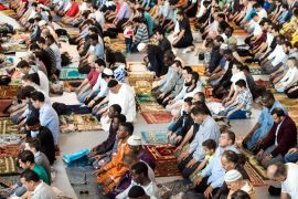 Muslimani na bajram-namazu u dvorani Sporthalle u Hamburgu (EPA/LUKAS&nbsp;SCHULZE)