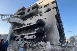 Palestinci se okupili oko spaljene i uni&scaron;tene bolnice al-Shifa nakon &scaron;to su se izraelske snage povukle [Osama Rabii/Anadolu Agency]