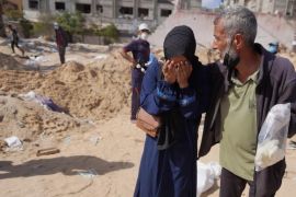 Palestinci reagiraju nakon &scaron;to je tijelo rođaka pronađeno zakopano u bolnici Nasser u Khan Younisu [AFP]