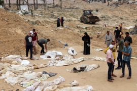 Ljudi pokraj tijela poredanih za identifikaciju nakon &scaron;to su otkopana iz masovne grobnice pronađene u medicinskom kompleksu Nasser (AFP)