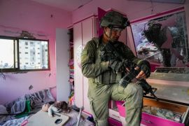Izraelski vojnik u stanu tokom kopnene operacije u Pojasu Gaze [AP Photo/Ohad Zwigenberg]