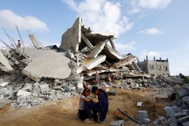 Palestinska djeca sjede na mjestu izraelskog napada na kuću, usred sukoba između Izraela i Hamasa, u Rafahu (Mohammed Salem / Reuters)