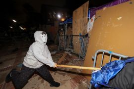 Proizraelski demonstrant uni&scaron;tava kamp propalestinskih studenata (REUTERS/David Swanson)