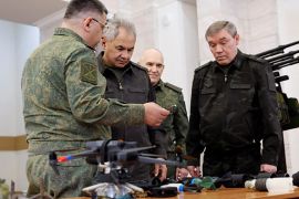 Ruski ministar odbrane Sergej &Scaron;ojgu i načelnik oružanih snaga Valerij Gerasimov pregledavaju nove vrste oružja u Rostovu na Donu, Rusija, 1. maja 2024. [Rusko ministarstvo odbrane/Reuters]