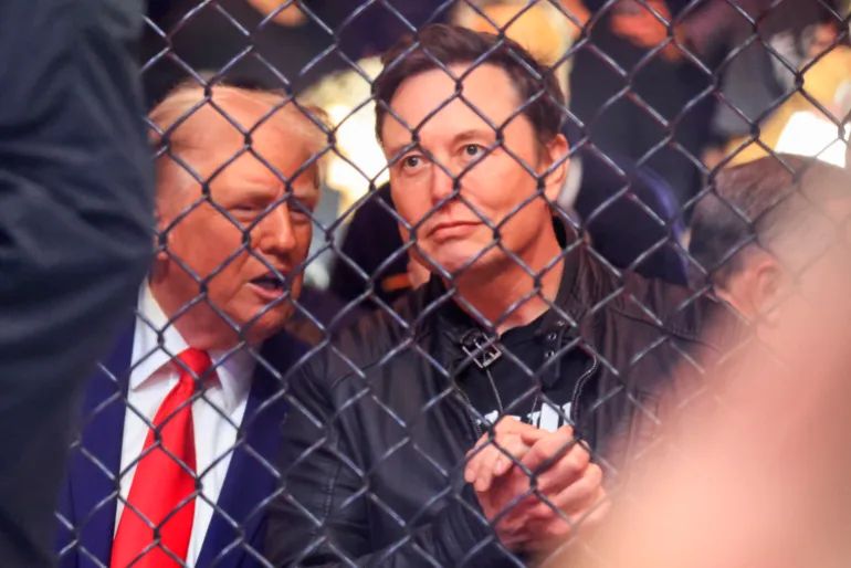 Jones je pozirao na vrhu oktogona ispred Trumpa i Elona Muska