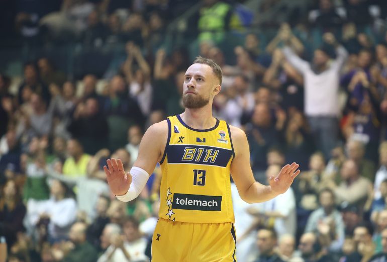 U odnosu na prvi meč, reprezentacija BiH bila je pojačana Džananom Musom