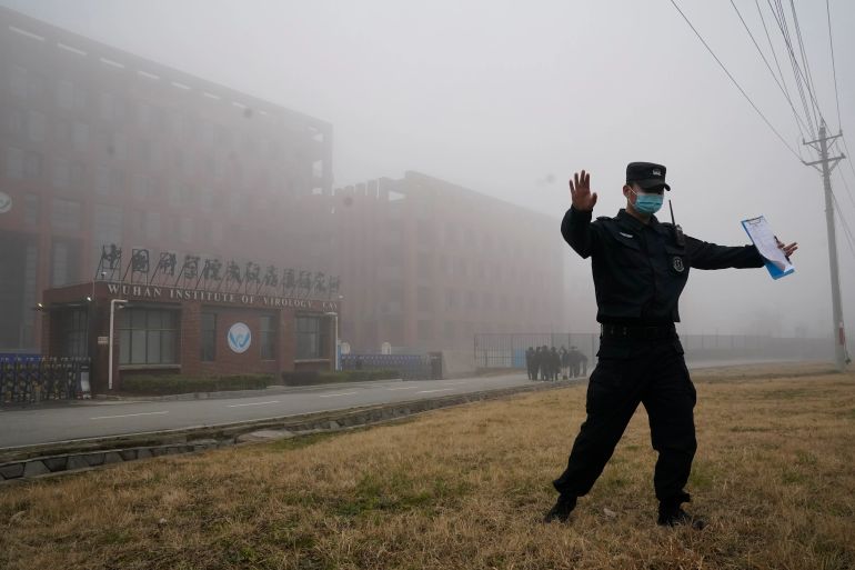 Sigurnosni službenik udaljio je novinare od Instituta za virusologiju Wuhan nakon što je tim Svjetske zdravstvene organizacije stigao u posjetu 3. februara 2021.