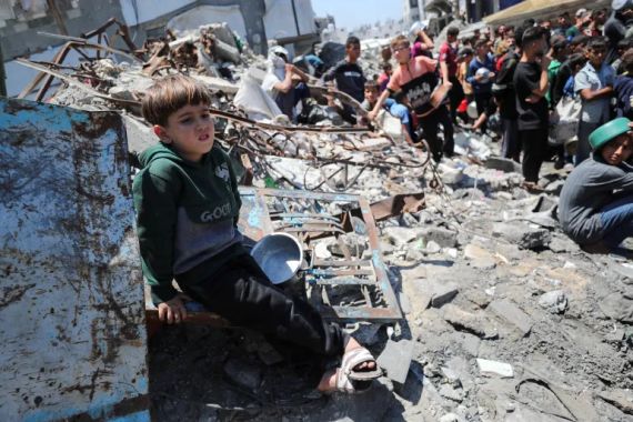 Palestinsko dijete čeka na hranu u javnoj kuhinji, u Beit Lahiji, na sjeveru Pojasa Gaze [Mahmoud Issa / Reuters]