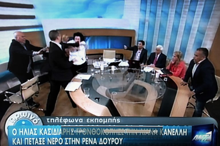 Ilias Kasidiaris nasrće na Lianu Kanelli tokom debate na televiziji Antena