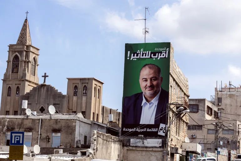 Predizborni plakat palestinsko-izraelskog zastupnika Mansoura Abbasa, čelnika Ujedinjene arapske liste, 12. oktobra 2022. [File Photo: Ronen Zvulun/Reuters]