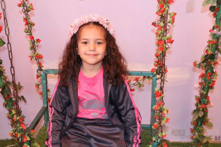 Prijavu je podnijela fondacija nazvana po palestinskoj djevojčici Hind Rajab, koja se ovdje vidi na nedatiranoj fotografiji prije nego &scaron;to su je izraelske snage ubile u dobi od pet godina, zajedno s članovima porodice, dok su se autom vozili kroz Grad Gazu 2024. godine, bježeći od izraelskog bombardiranja [Foto: Handout/Palestinsko dru&scaron;tvo Crvenog polumjeseca putem Reutersa]