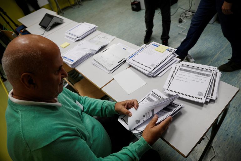 Član izbornog povjerenstva BiH pregleda biračke materijale u Sarajevu, Bosna i Hercegovina, 4. oktobra 2026. [Stevo Vasiljević/REUTERS]