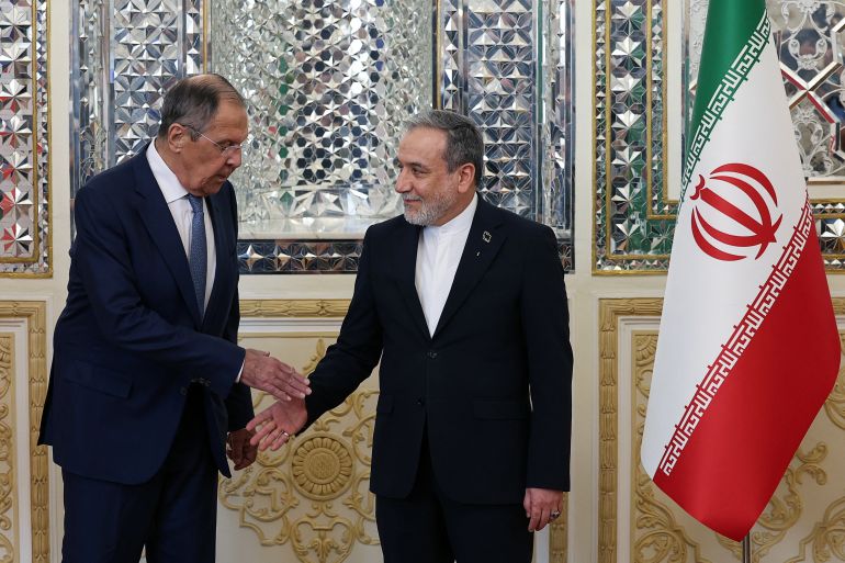 Ruski ministar vanjskih poslova Sergej Lavrov i njegov iranski kolega Abbas Araghchi rukuju se uoči sastanka u Teheranu (Majid Asgaripour/WANA (West Asia News Agency)/REUTERS)