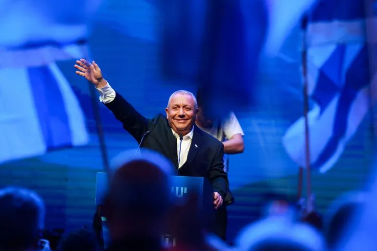 Gadi Eisenkot ma&scaron;e tokom skupa stranke Yashar u Tel Avivu 25. oktobra 2026. [Ronen Zvulun/Reuters]