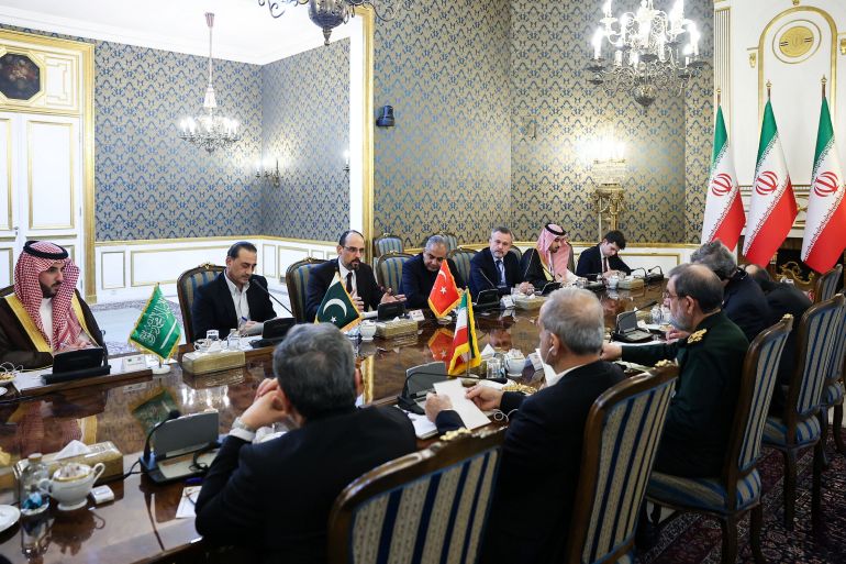 Saudijski ministar odbrane princ Khalid bin Salman, načelnik pakistanskih odbrambenih snaga Asim Munir i &scaron;ef turske obavje&scaron;tajne službe Ibrahim Kalin tokom sastanka s iranskim predsjednikom Masoudom Pezeshkianom u Teheranu, Iran, 26. oktobra 2026. [Web stranica iranskog predsjednika/WANA/Reuters]