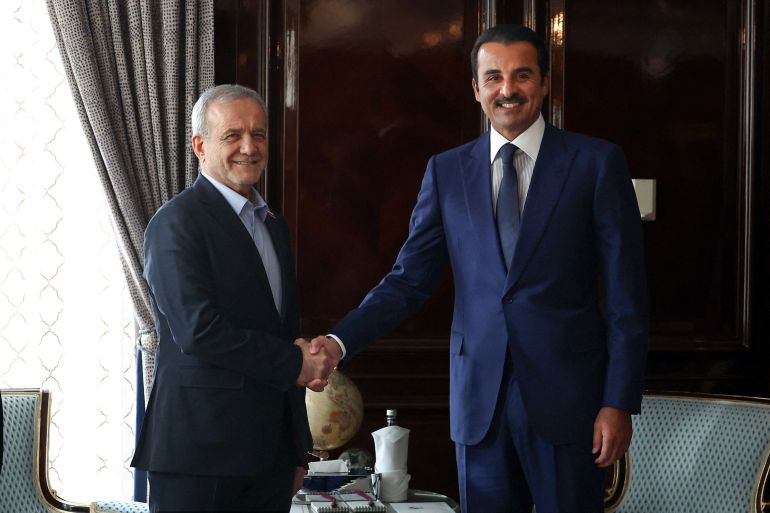 Iranski predsjednik Masoud Pezeshkian se rukuje s katarskim emirom, &scaron;eikom Tamimom bin Hamadom al-Thanijem tokom susreta u Moskvi, u Rusiji, 27. oktobra 2026. [Internetska stranica iranskog predsjednika / WANA (Novinska agencija Zapadne Azije) / Ustupljeni materijal putem Reutersa]