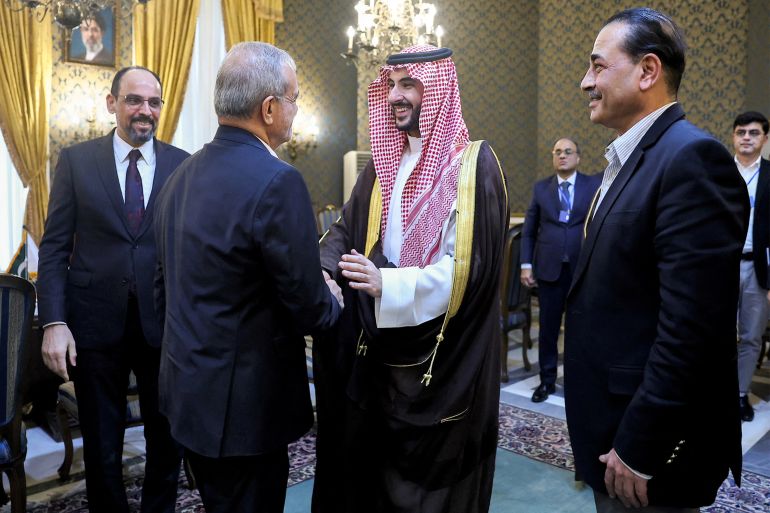 Iranski predsjednik Masoud Pezeshkian sastao se sa saudijskim ministrom odbrane princom Khalidom bin Salmanom al-Saudom u Teheranu 26. oktobra 2026. godine [Ured iranskog predsjednika/AFP]