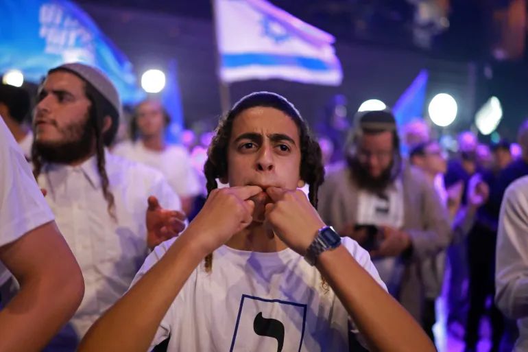 Simpatizer čeka dolazak Itamara Ben-Gvira, čelnika krajnje desne stranke Otzma Yehudit [Ilia Yefimovich/AFP]