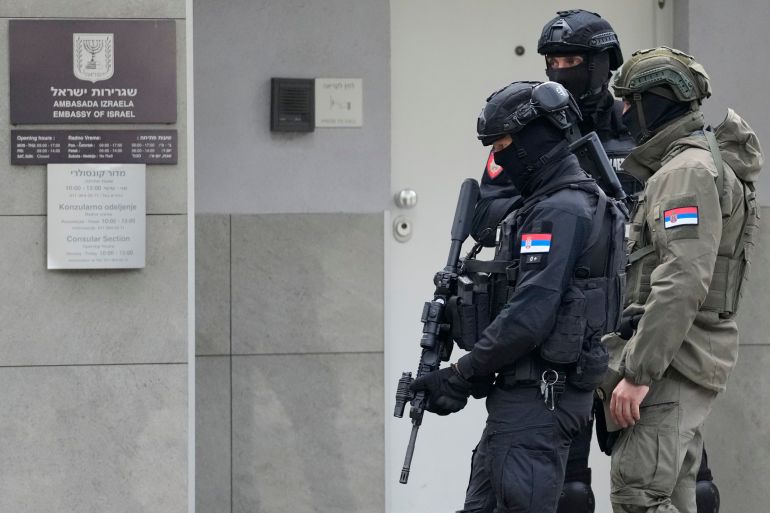 Policija ispred Ambasade Izraela u Beogradu (Darko Vojinovic/AP/FoNet)