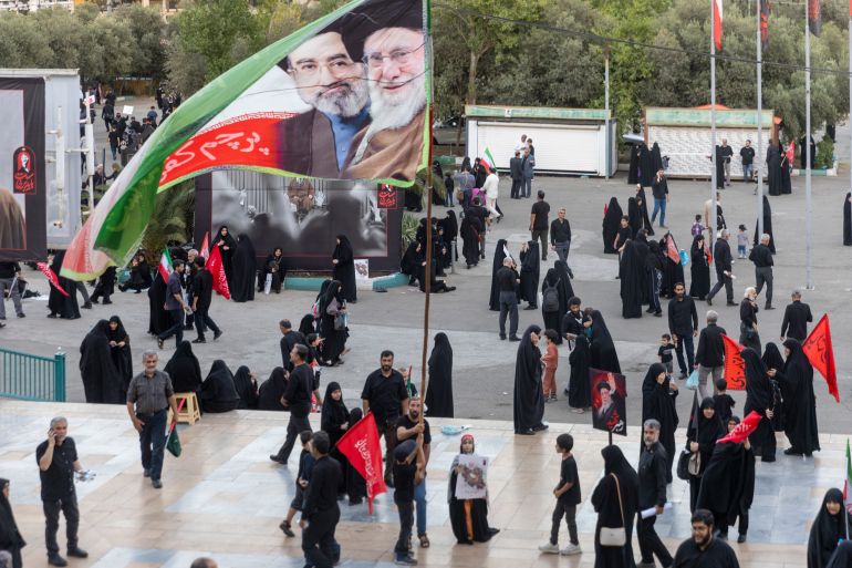 Ožalo&scaron;ćeni su se okupili kako bi odali počast ubijenom vrhovnom vođi Aliju Khameneiju u Velikoj džamiji Imam Homeini Mosala u Teheranu, u Iranu, 14. jula 2026. [Majid Saeedi/Getty Images]